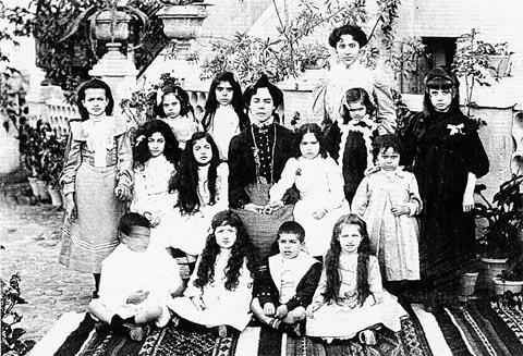 x_191x-192x_mlle pinto.jpg - Mlle PINTO avec sa classe au dédut du siècle.Jusqu'au milieu des années 60, Mlle Pinto assurait une classe dans un petit appartement situé dans la montée du Marshan 